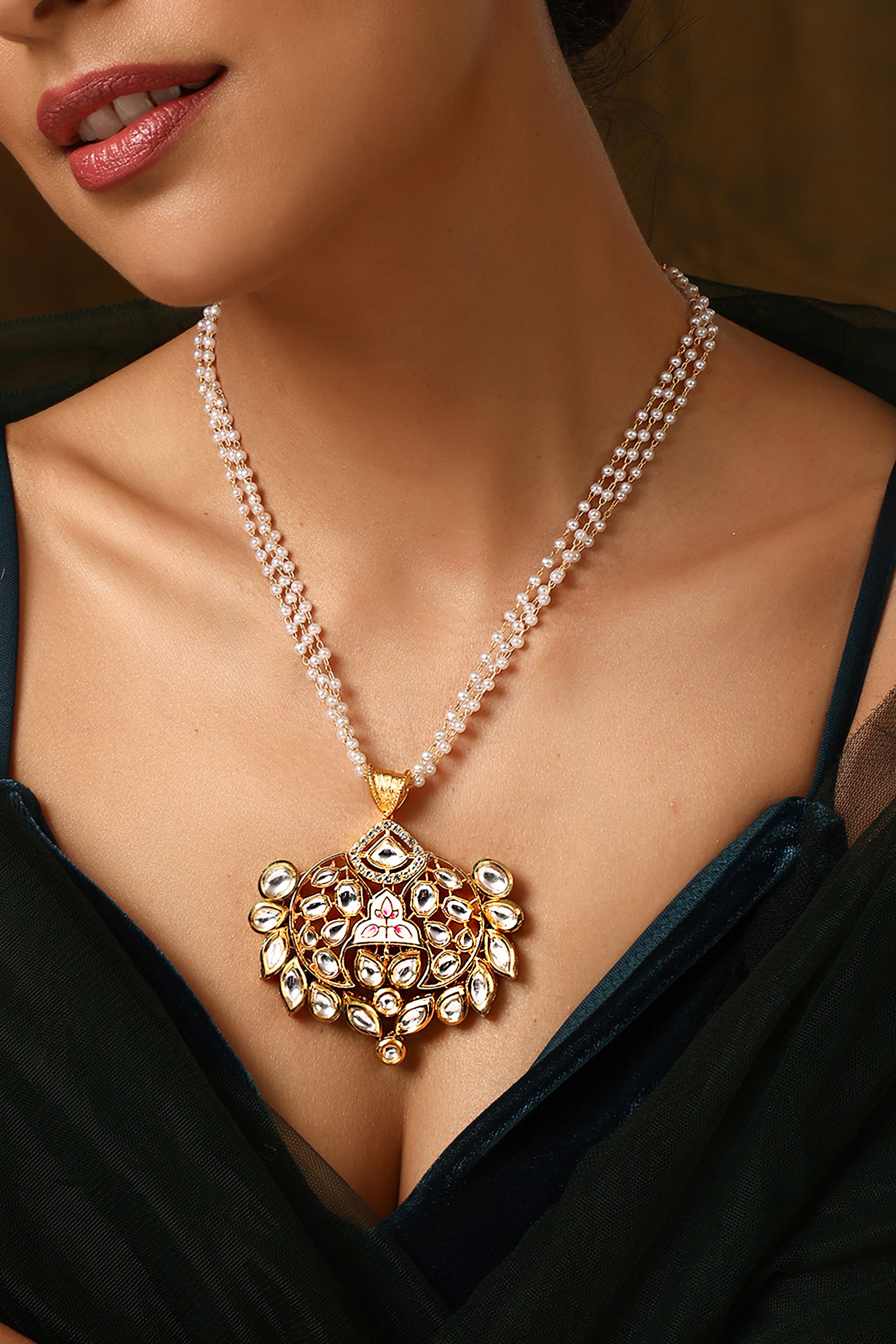 Lustrous Ivory Kundan Pendant Necklace