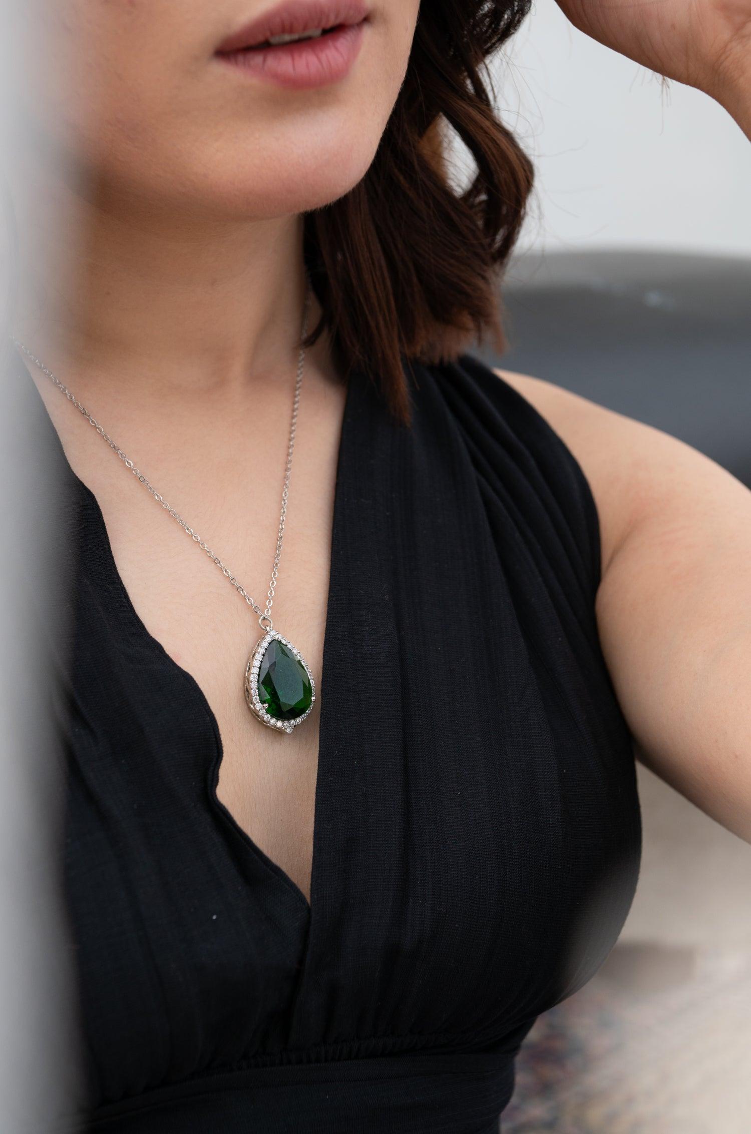 Emerald Radiance Pendant Necklace - Dyulokha