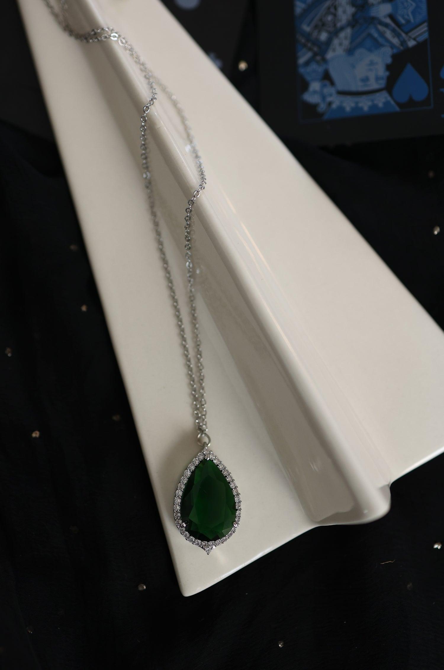 Emerald Radiance Pendant Necklace - Dyulokha