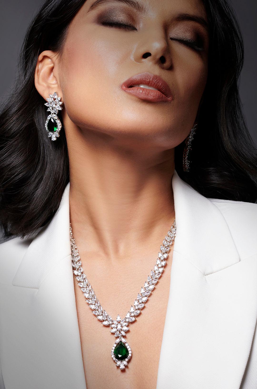 Emerald Glow Diamond Necklace Set - Dyulokha