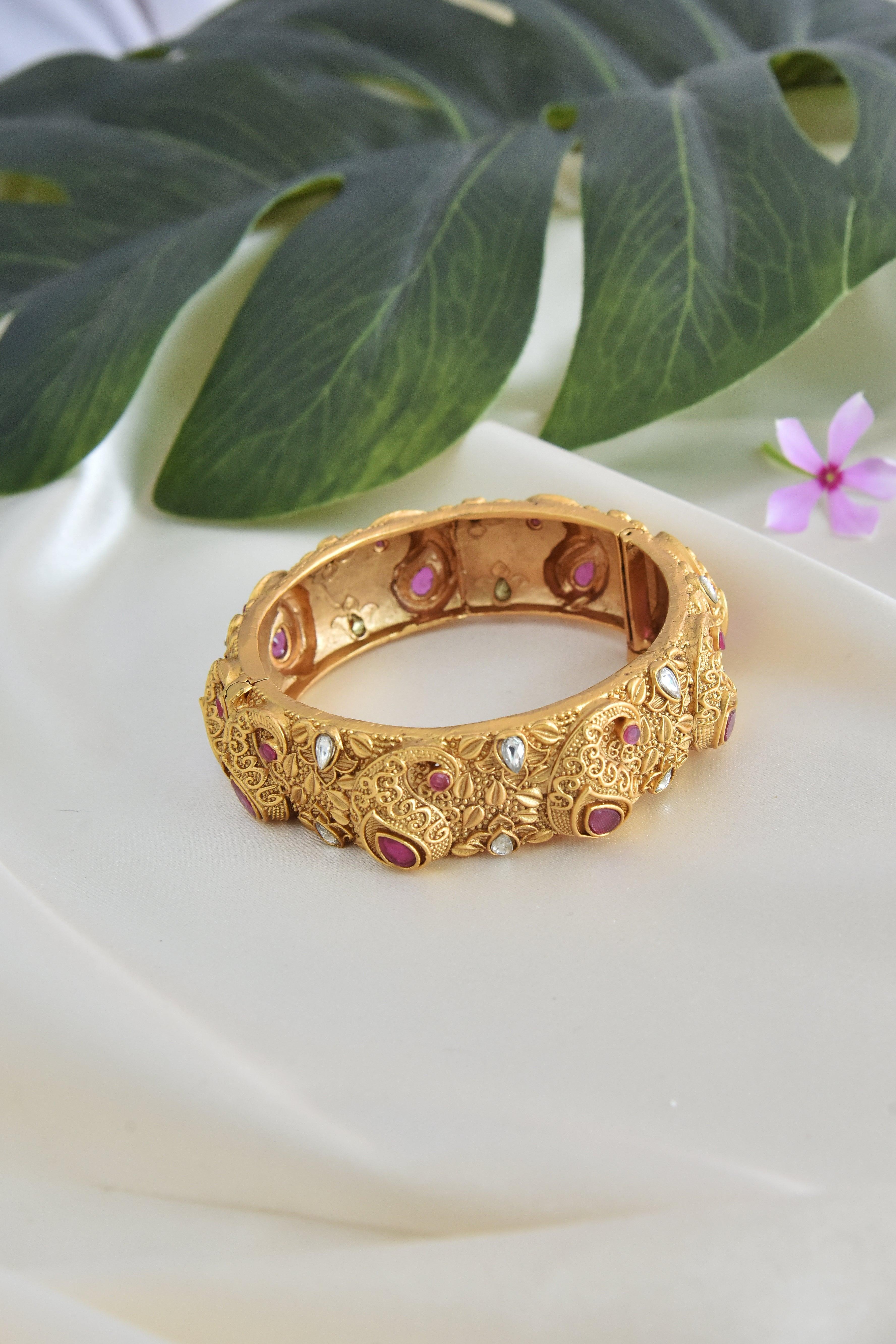 Radiant Reverence Kundan Bangle - Dyulokha