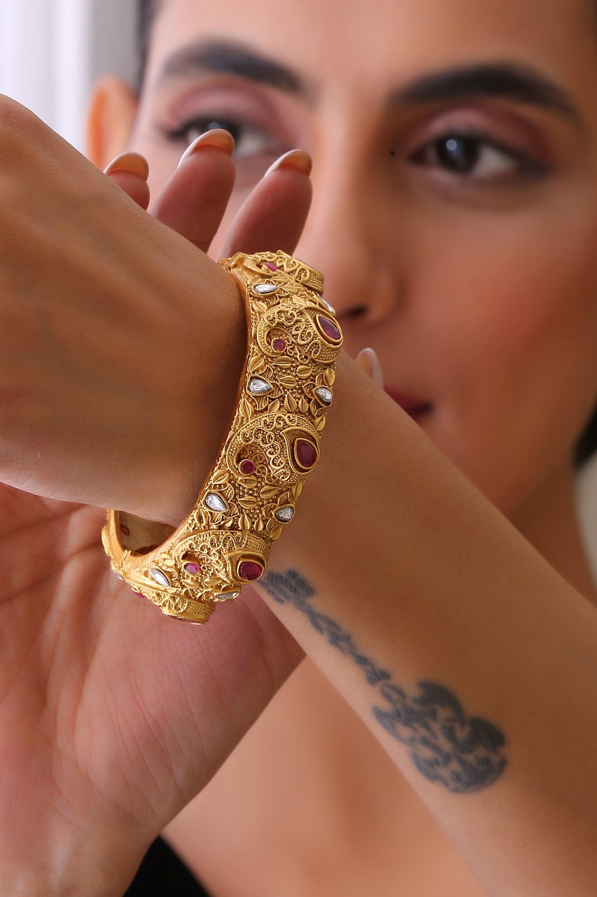 Radiant Reverence Kundan Bangle - Dyulokha