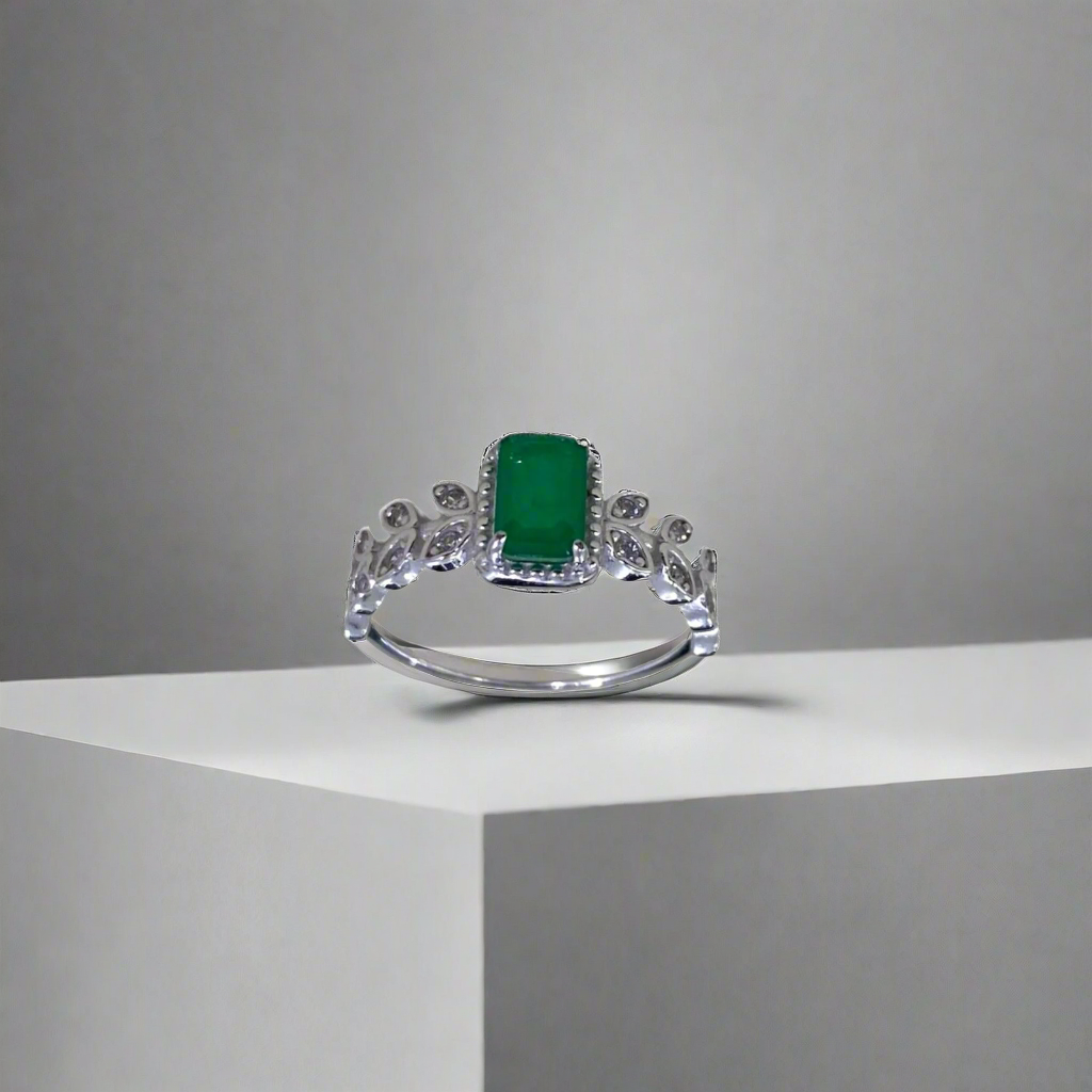 Schimmernder, geometrischer, eleganter Ring