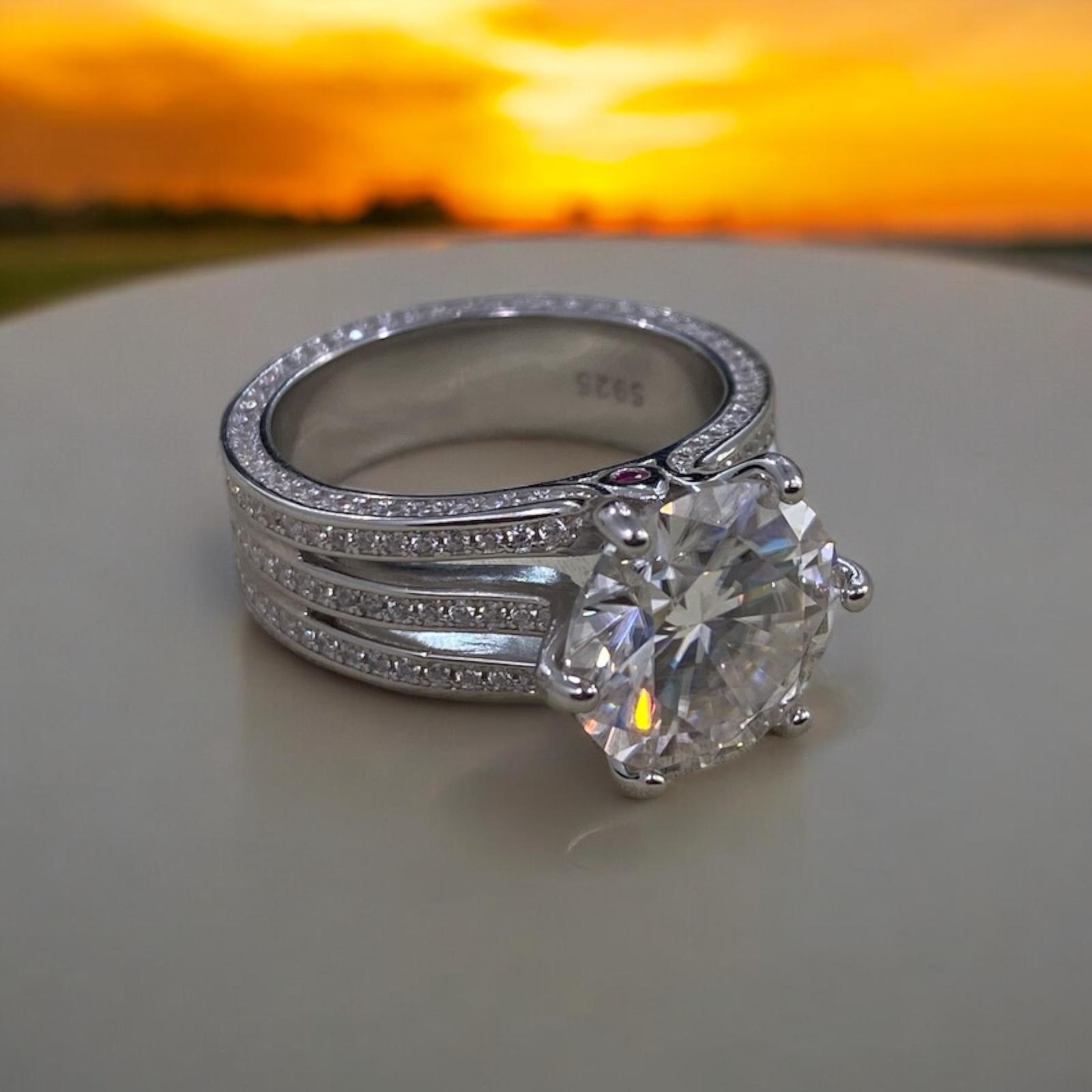 Sparkling Circles Moissanite Ring - Dyulokha