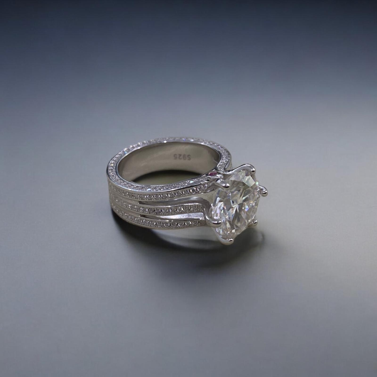 Sparkling Circles Moissanite Ring - Dyulokha
